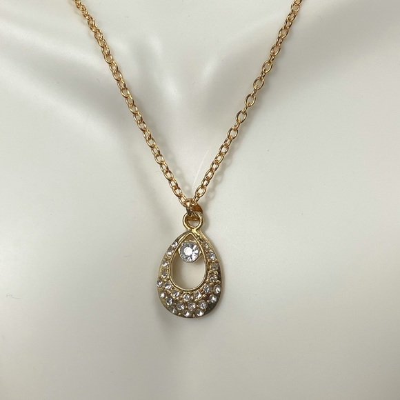 7/ $35 Peacock Teardrop Crystal Gold Necklace - Picture 1 of 3